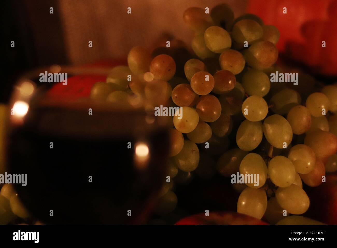 Raisins blancs Sultana sur le fond avec verre flou de vin rouge Banque D'Images