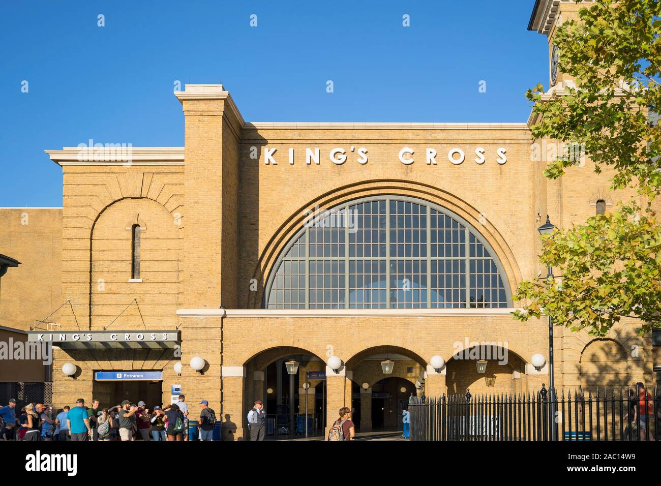 La gare de King's Cross au chemin de traverse, Poudlard Express, les gens à l'entrée de la file d'attente, extérieur, Wizarding World of Harry Potter, Universal Studios Orlando Banque D'Images