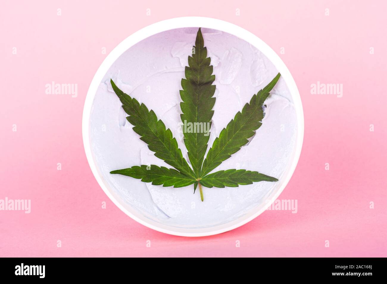 Crème hydratante corporelle tonifiante et d'un parc naturel des plantes de cannabis marijuana organiques, les produits de beauté pour la peau de près. Banque D'Images