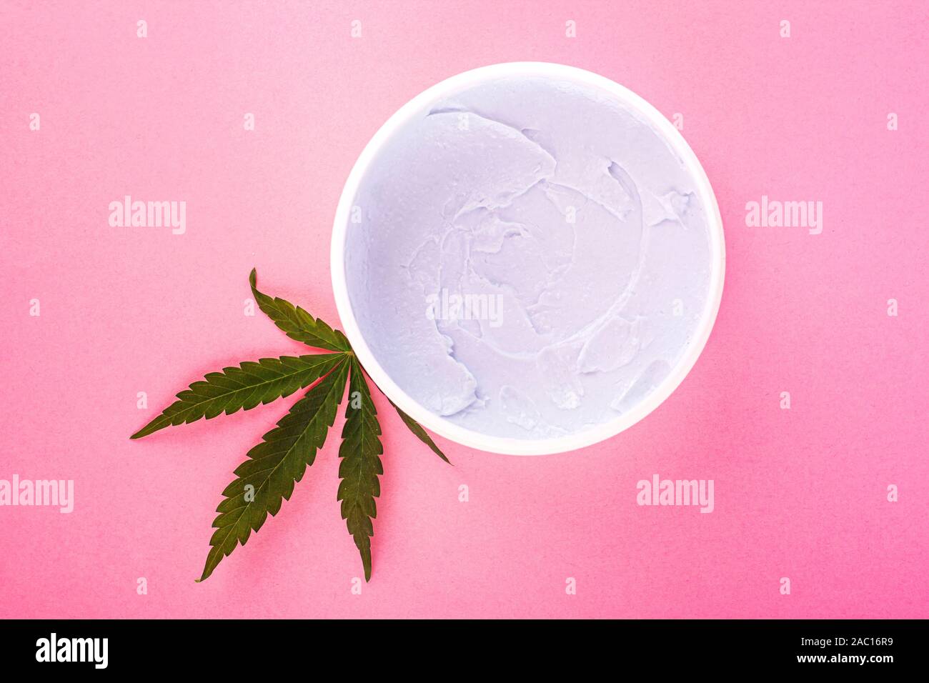 Crème hydratante corporelle tonifiante et d'un parc naturel des plantes de cannabis marijuana organiques, les produits de beauté pour la peau. Banque D'Images