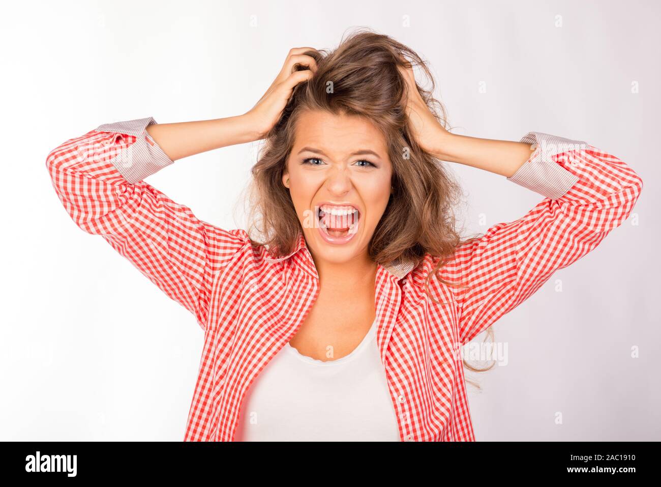 Portrait De La Fille Folle De Crier Et La Tenue D Un Seche Photo Stock Alamy