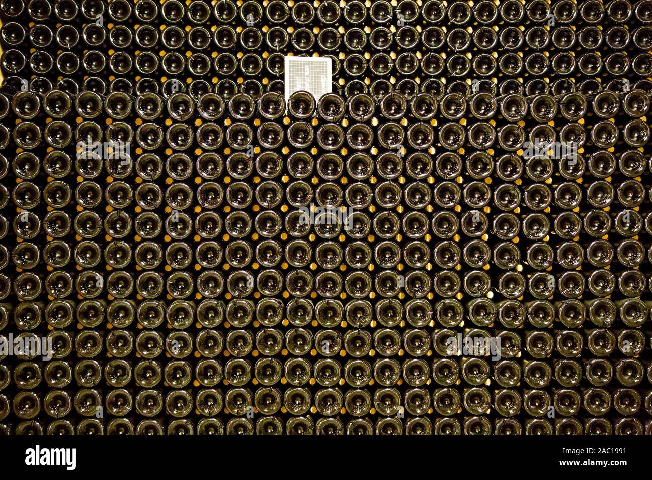 Bouteilles de vin empilées pour l'échéance dans la région de Chateauneuf du Pape France Banque D'Images