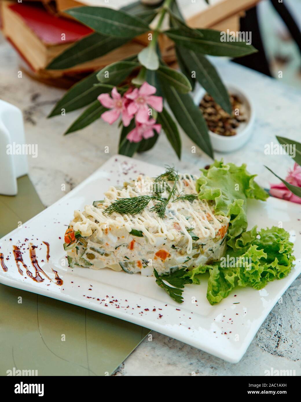 Salade garnie avec capital portionné fines herbes Banque D'Images