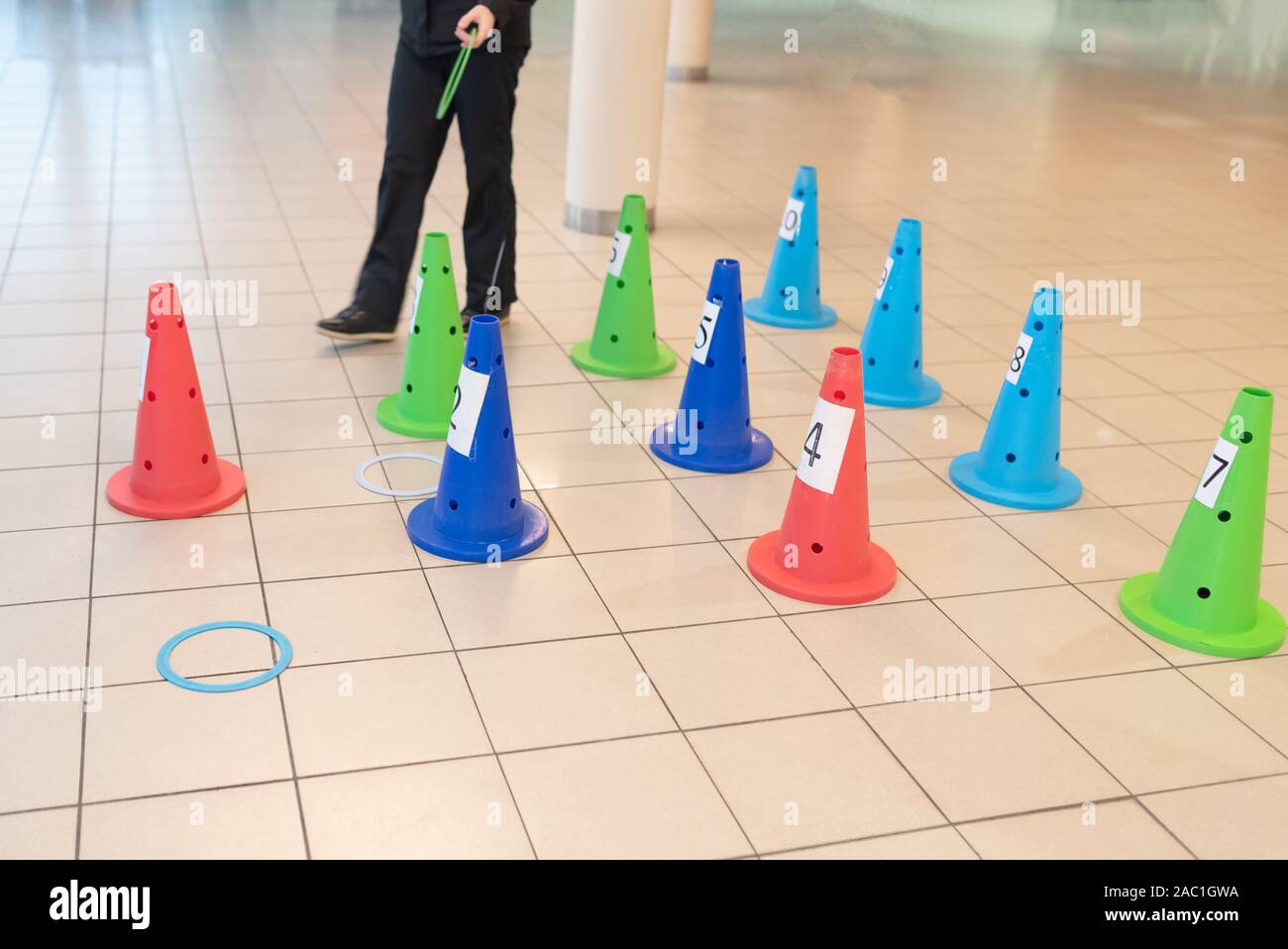 Ring toss, cônes pour jouer et de la concurrence. Différentes couleurs Banque D'Images