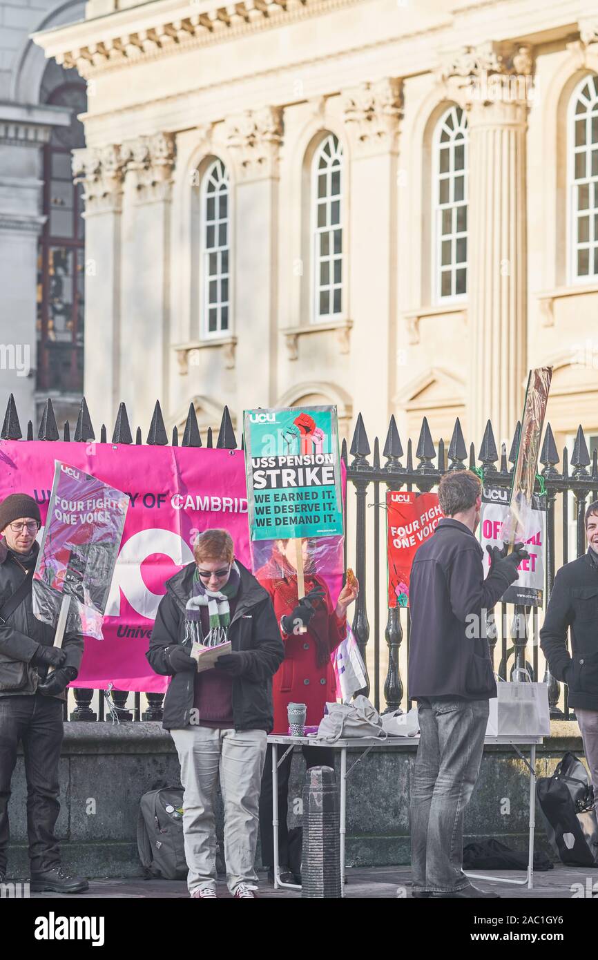 Substitution de conférenciers à l'université de Cambridge, Angleterre, se tiennent à l'extérieur de la Chambre du Sénat le vendredi 29 novembre 2019 pour protester contre les modifications apportées à leurs pensions. Banque D'Images