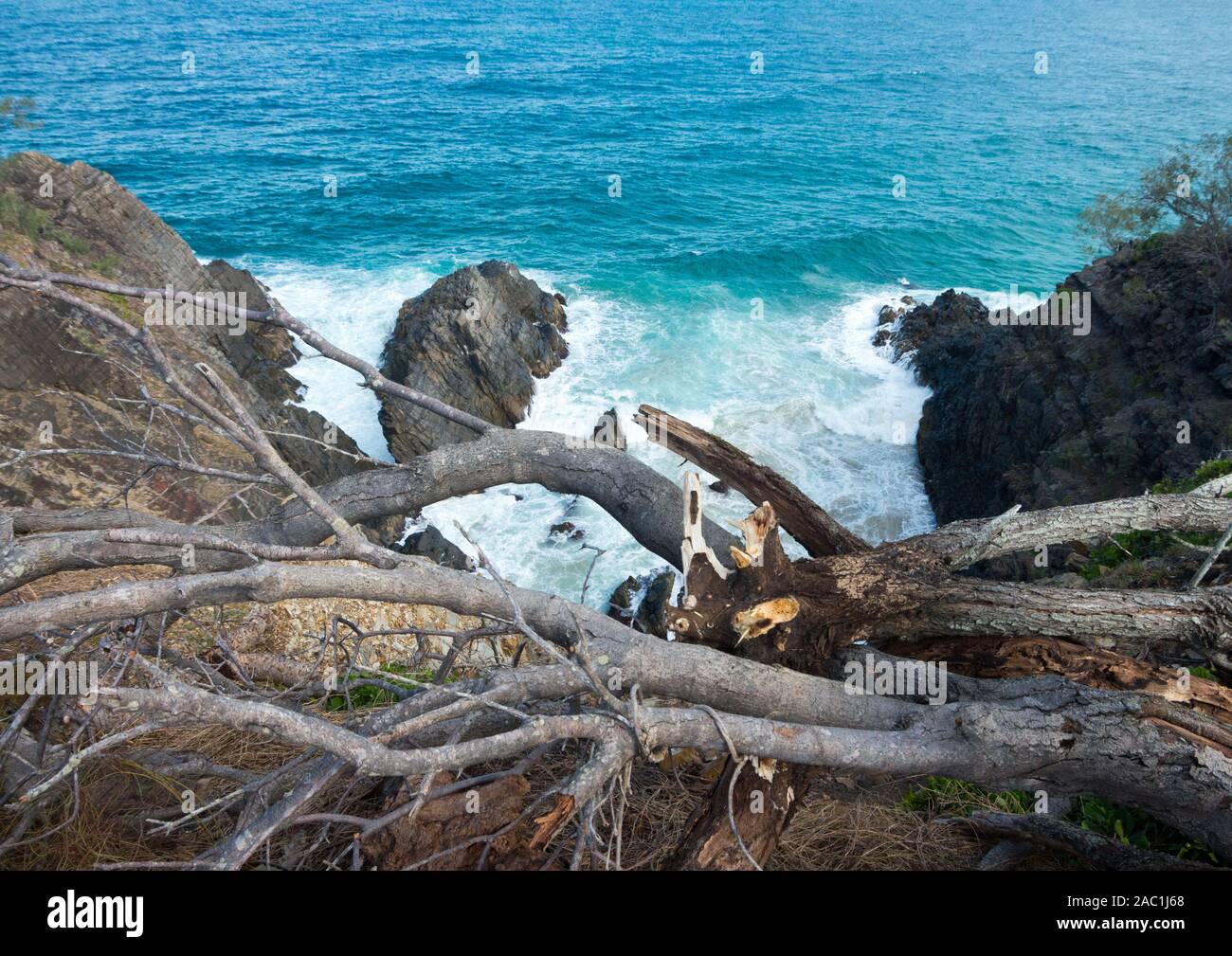 Ocean cliff appelé Hells Gate près de Noosa sur la Sunshine Coast sur un jour bleu vif Banque D'Images