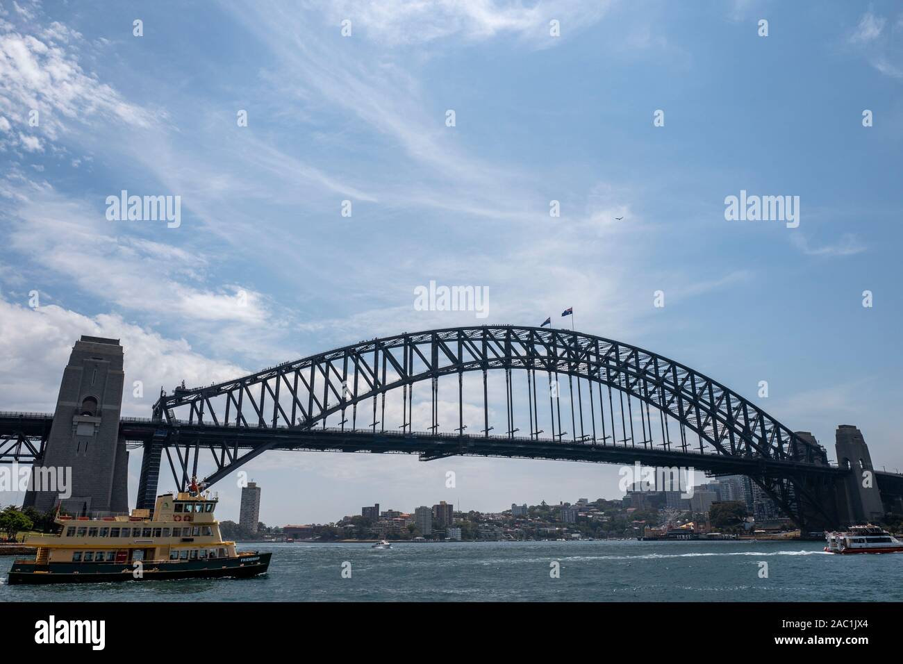 Sydney Harbour Bridge, gratte-ciel et paquebot de croisière à Sydney, Nouvelle-Galles du Sud, Australie Banque D'Images