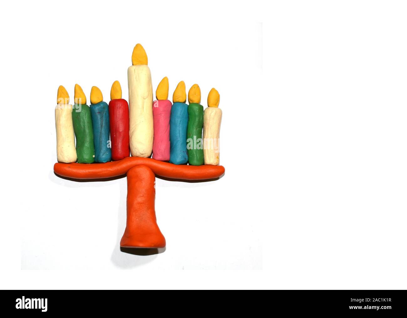 Chanukia à partir de pâte à modeler de différentes couleurs. Hanukkah. Maison de vacances juives Banque D'Images