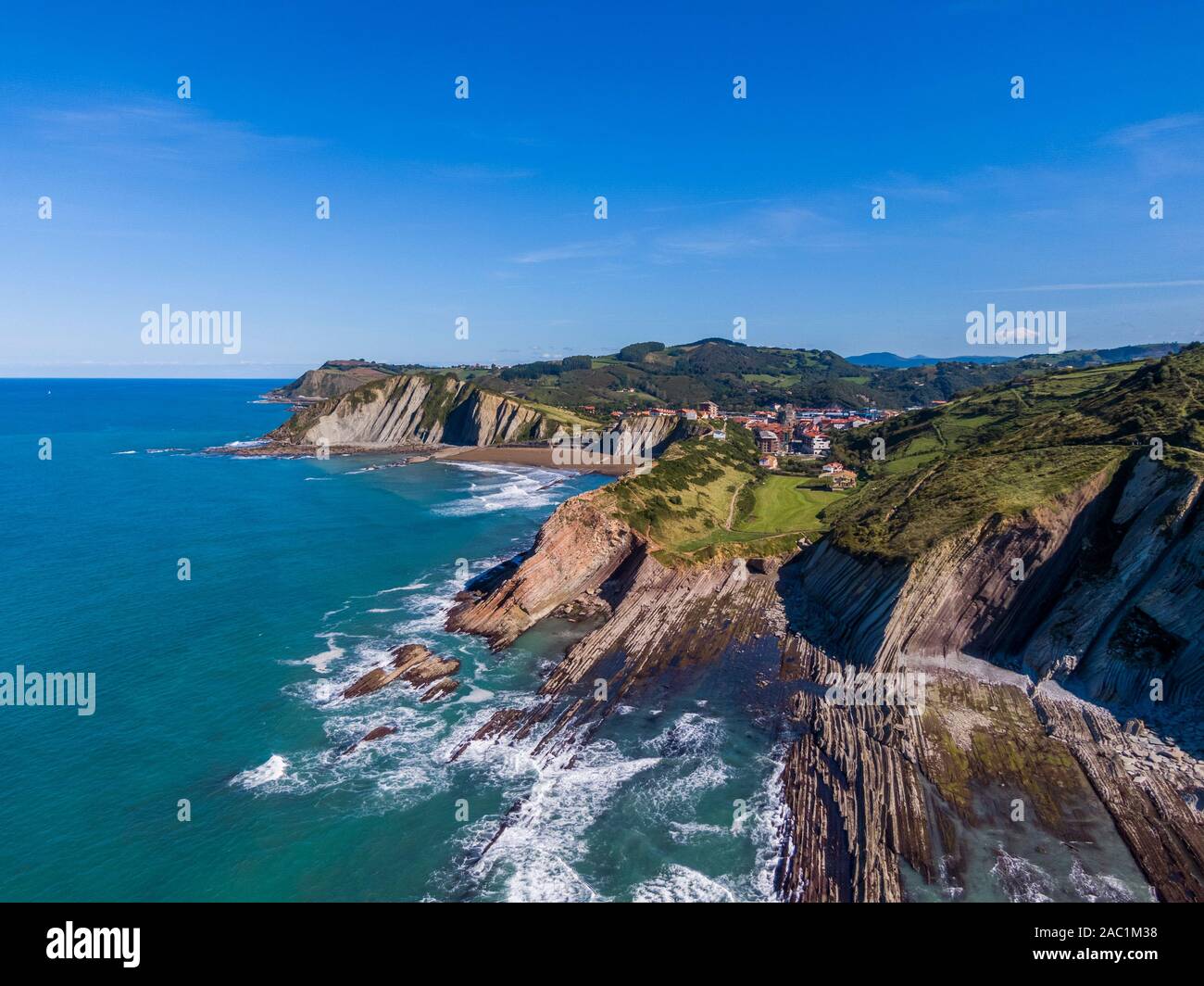 Vue aérienne de formations rocheuses à Zumaia Itzurun beach ou en Espagne Banque D'Images