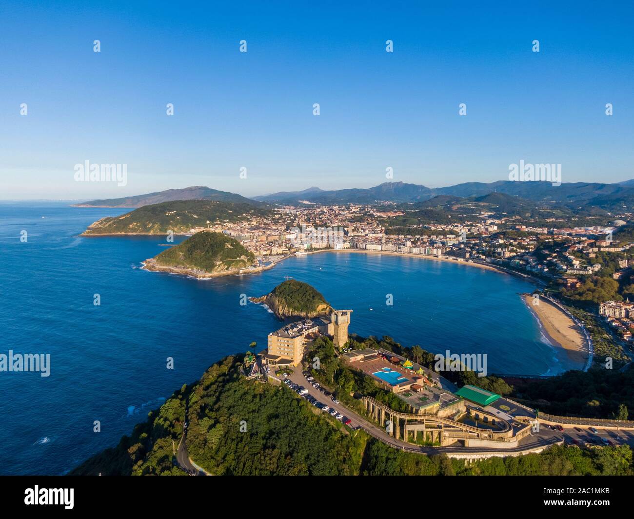 Vue aérienne de la baie de La Concha à San Sebastian, Espagne ville côtière Banque D'Images