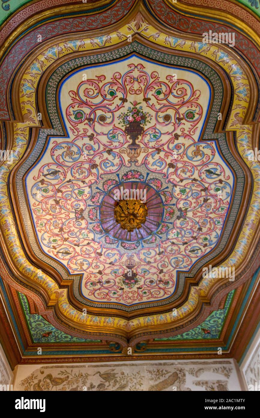 Tunis, Tunisie - 2 Sept 2014 : Très coloré et beau vieux plafond dans l'une  des chambres du Bardo Photo Stock - Alamy