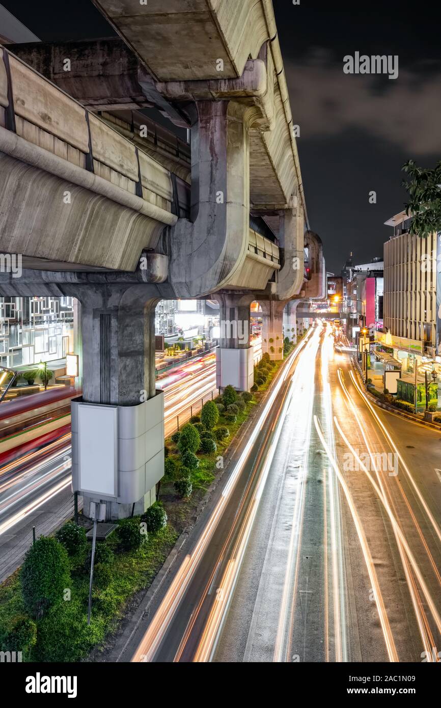 Trafic sur Rama I Road Pathumwan à junction à Bangkok, Thaïlande Banque D'Images