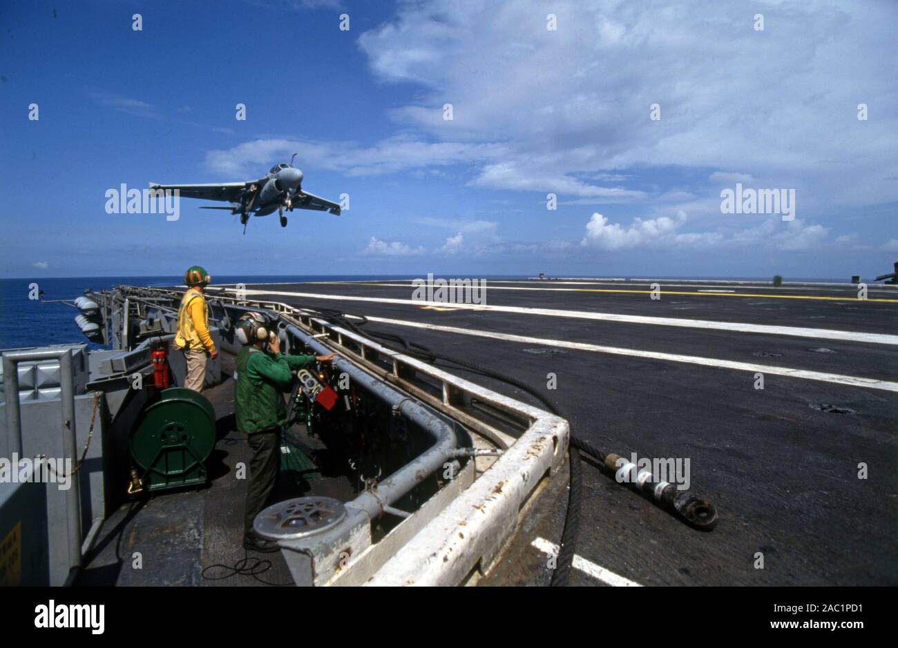 US NAVY / United States Navy Flugzeugträger Kitty-Hawk-Klasse / porte-avions Kitty-Hawk-Class - USS John F. Kennedy CV-67 - Grumman A-6 E Intruder Arrivée / atterrissage Banque D'Images