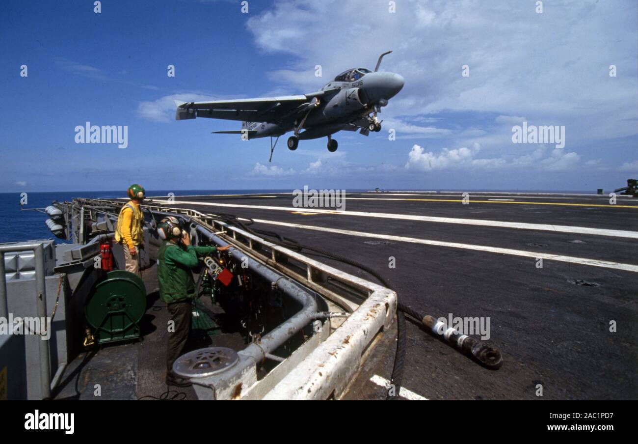 US NAVY / United States Navy Flugzeugträger Kitty-Hawk-Klasse / porte-avions Kitty-Hawk-Class - USS John F. Kennedy CV-67 - Grumman A-6 E Intruder Arrivée / atterrissage Banque D'Images