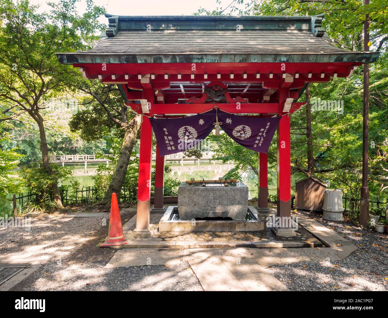 Un lave-main chōzuya pavillon à un culte au Japon. Banque D'Images