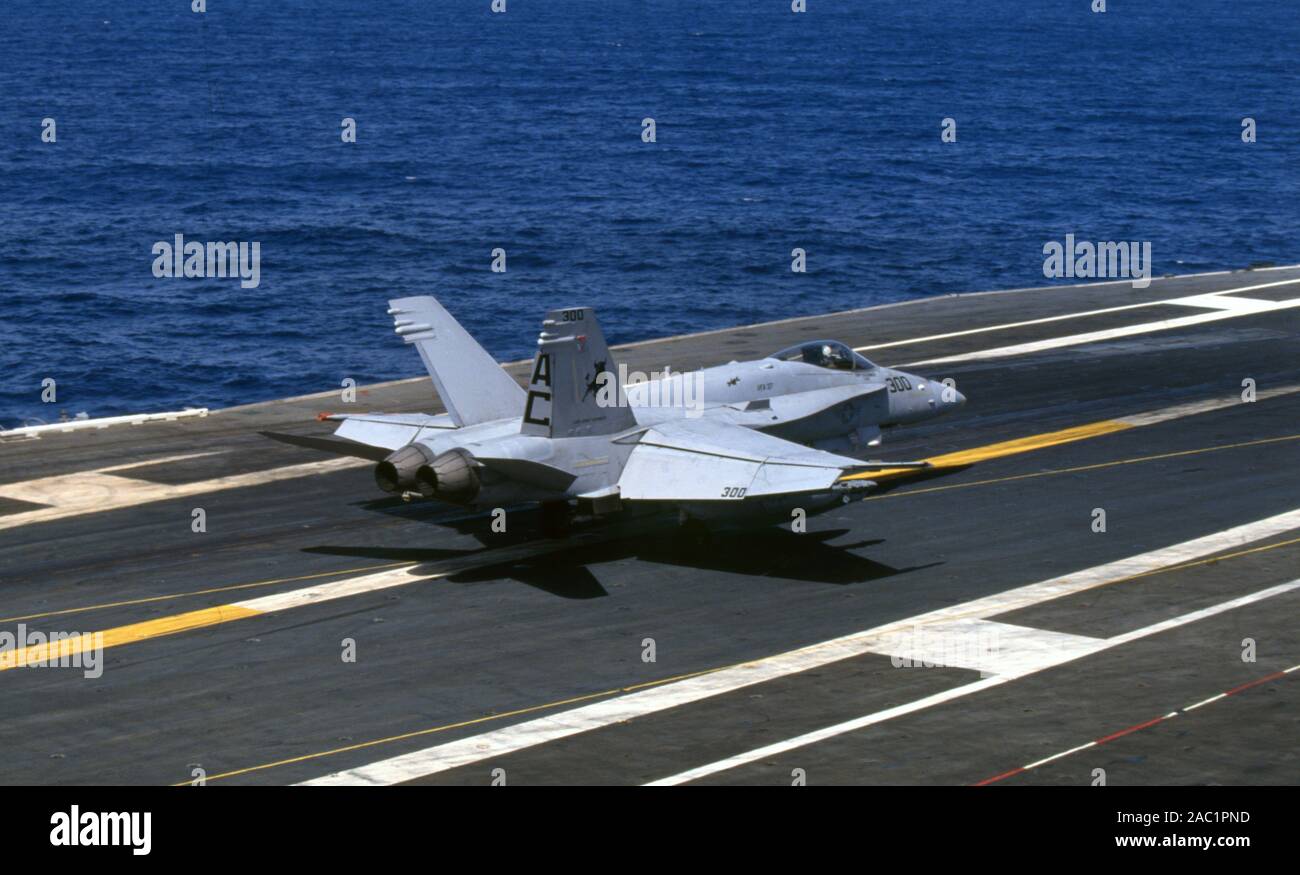 US NAVY / United States Navy Flugzeugträger Kitty-Hawk-Klasse / porte-avions Kitty-Hawk-Class - USS John F. Kennedy CV-67 - McDonnell Douglas F-18 C Hornet Banque D'Images