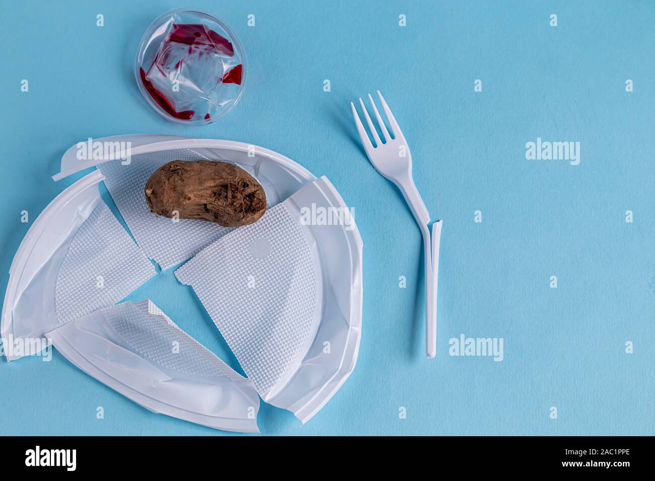 Des plats en plastique, déchets. Le concept de recyclage du plastique et de l'amélioration de l'environnement. Copier l'espace. Banque D'Images