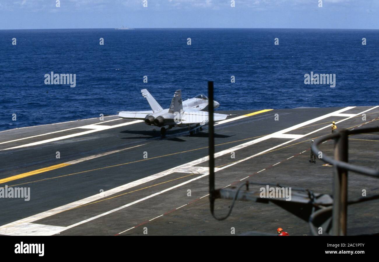 US NAVY / United States Navy Flugzeugträger Kitty-Hawk-Klasse / porte-avions Kitty-Hawk-Class - USS John F. Kennedy CV-67 - McDonnell Douglas F-18 C Hornet Banque D'Images