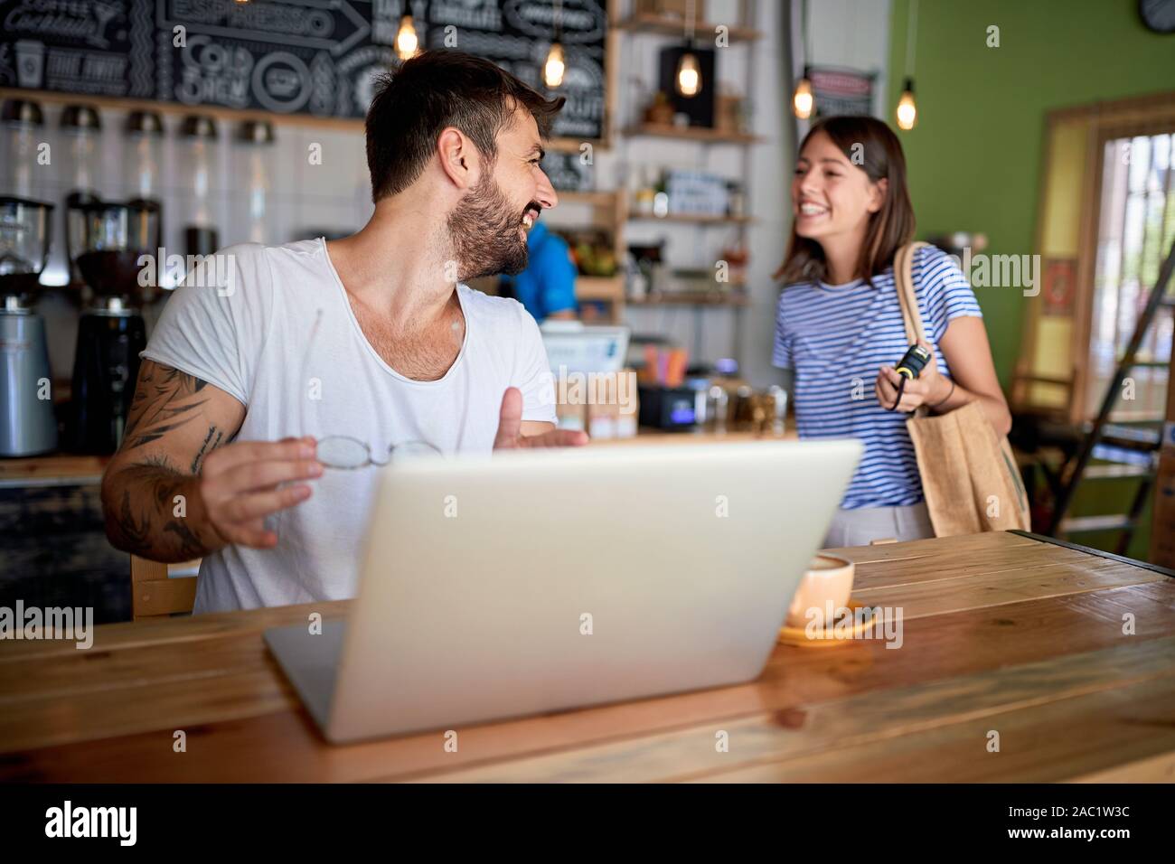 Man and Woman smiling at each other bar à l'intérieur Banque D'Images