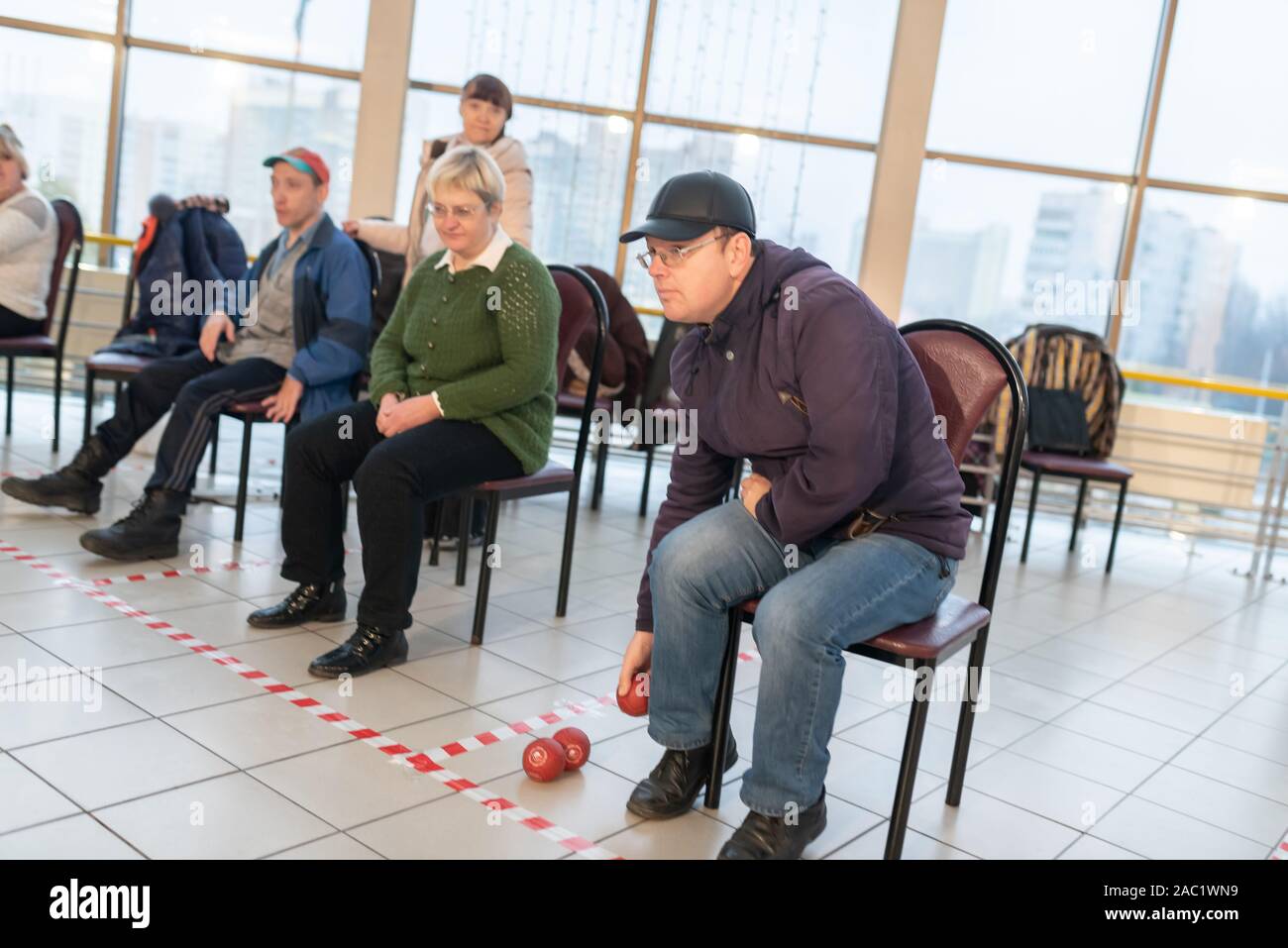 Minsk, Belarus - Novembre 17, 2019 Personnes handicapées participer à la boccia. Banque D'Images