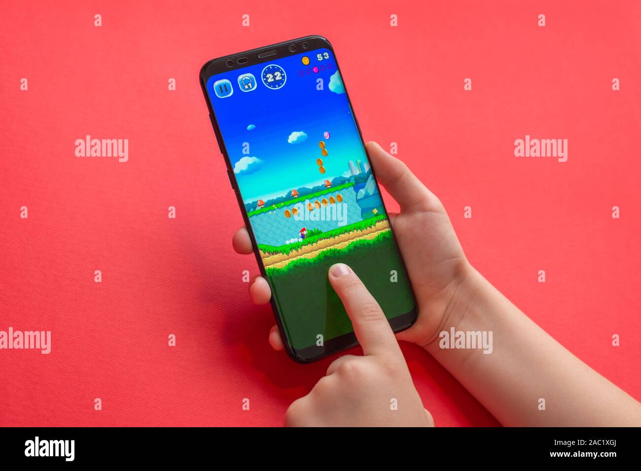 Sarajevo, Bosnie-Herzégovine - 30 novembre 2019 : Super Mario exécuter le jeu mobile sur téléphone intelligent Android moderne close-up Banque D'Images