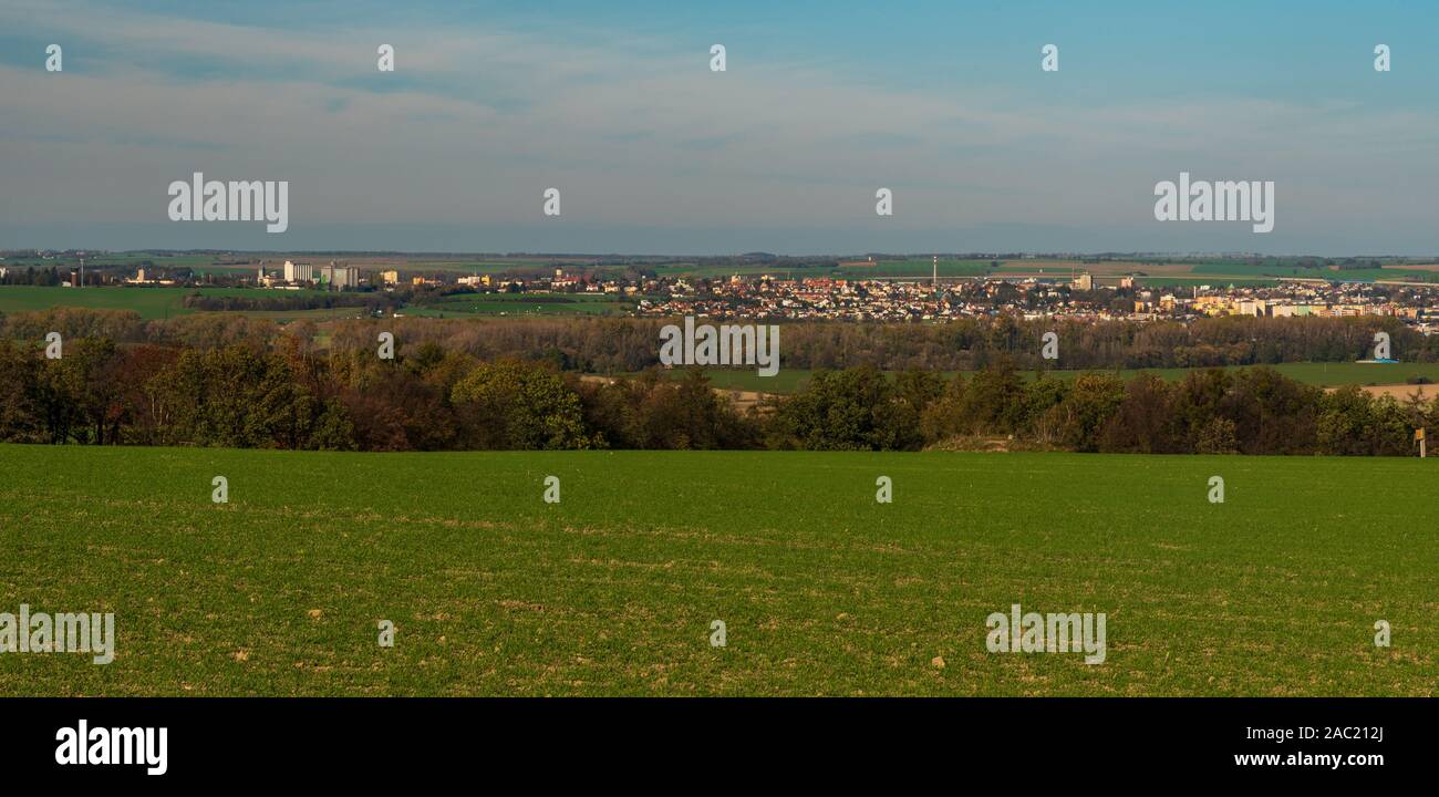 Opava ville avec paysage rural autour en République tchèque de Hradec NAD Moravici ci-dessus sur le terrain au cours de jour aurtumn nice Banque D'Images