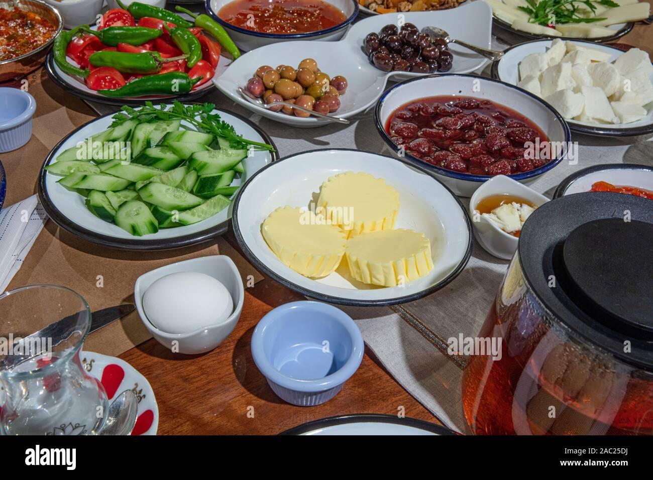 Un petit-déjeuner turc traditionnel du village à la table en bois. Frais, coloré, propagation organique petit-déjeuner. Close up prises,vue d'en haut. Banque D'Images