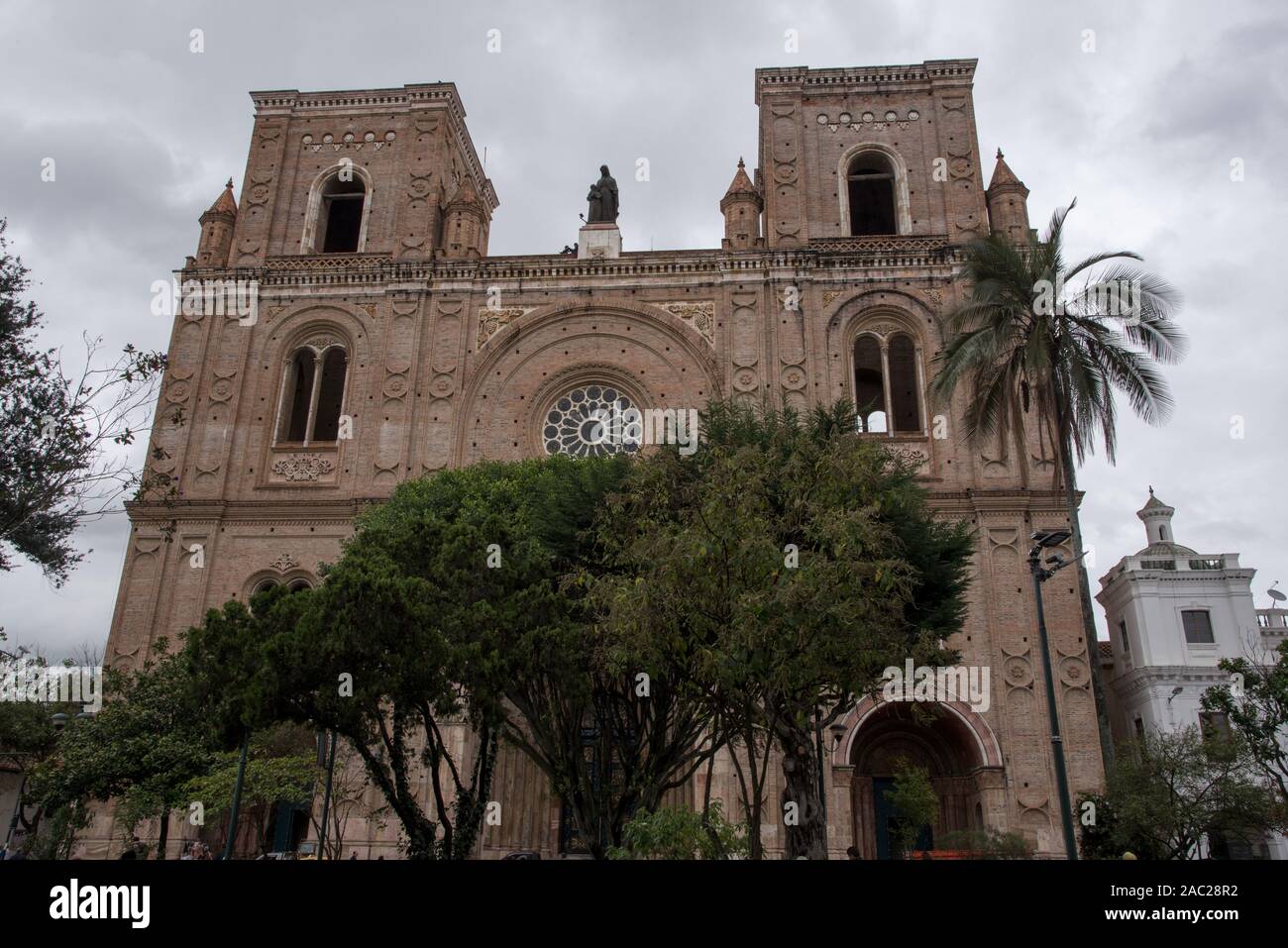 Construit à partir de 1885, la nouvelle cathédrale de Cuenca est une impressionnante église de style néo-roman en Equateur. Banque D'Images