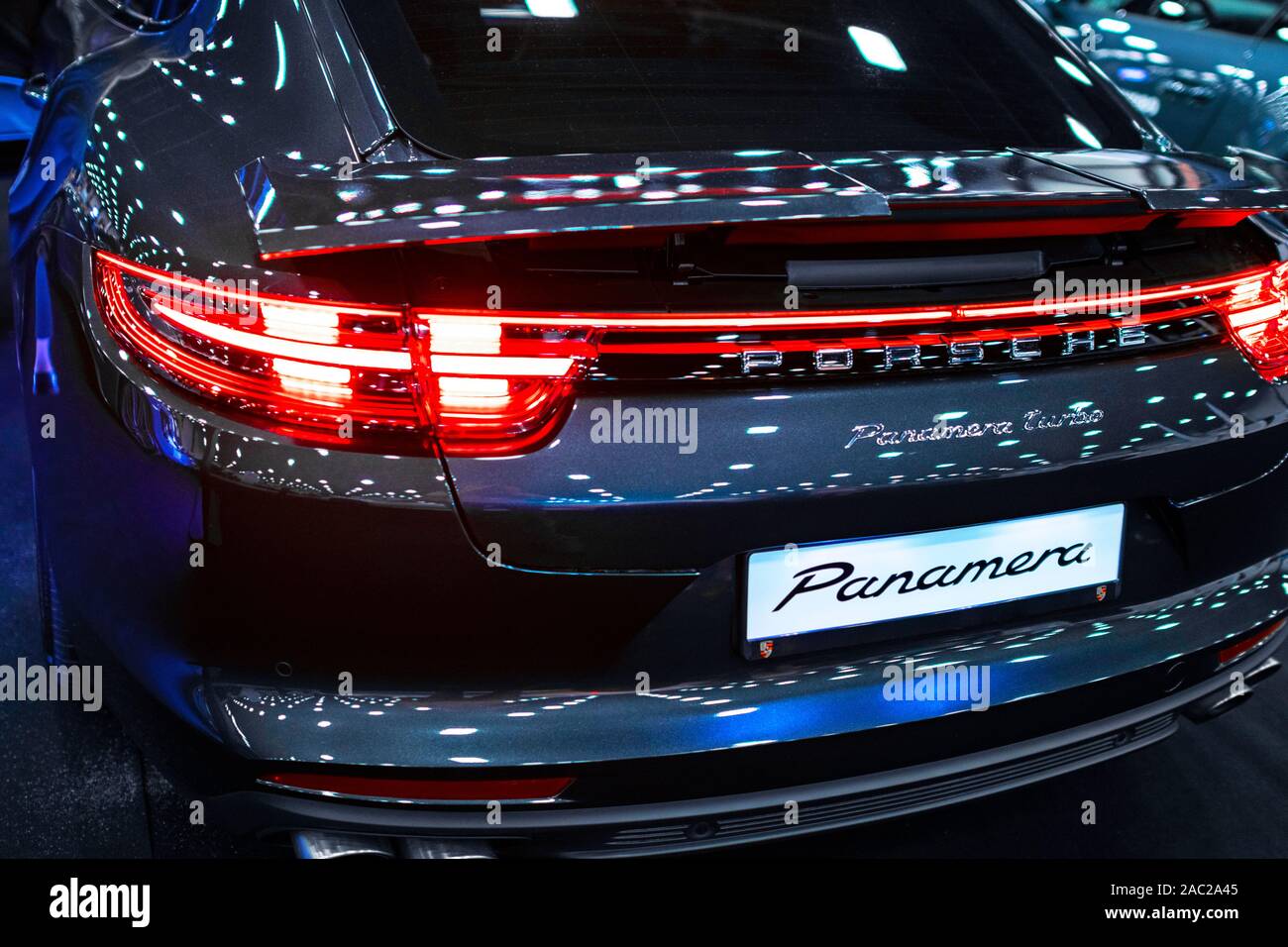 Kirov Russie 21 juillet 2017 : vue arrière d'une Porsche Panamera Turbo avec becquet aérodynamique arrière adaptatif. Lumière arrière Location détails extérieurs. Banque D'Images