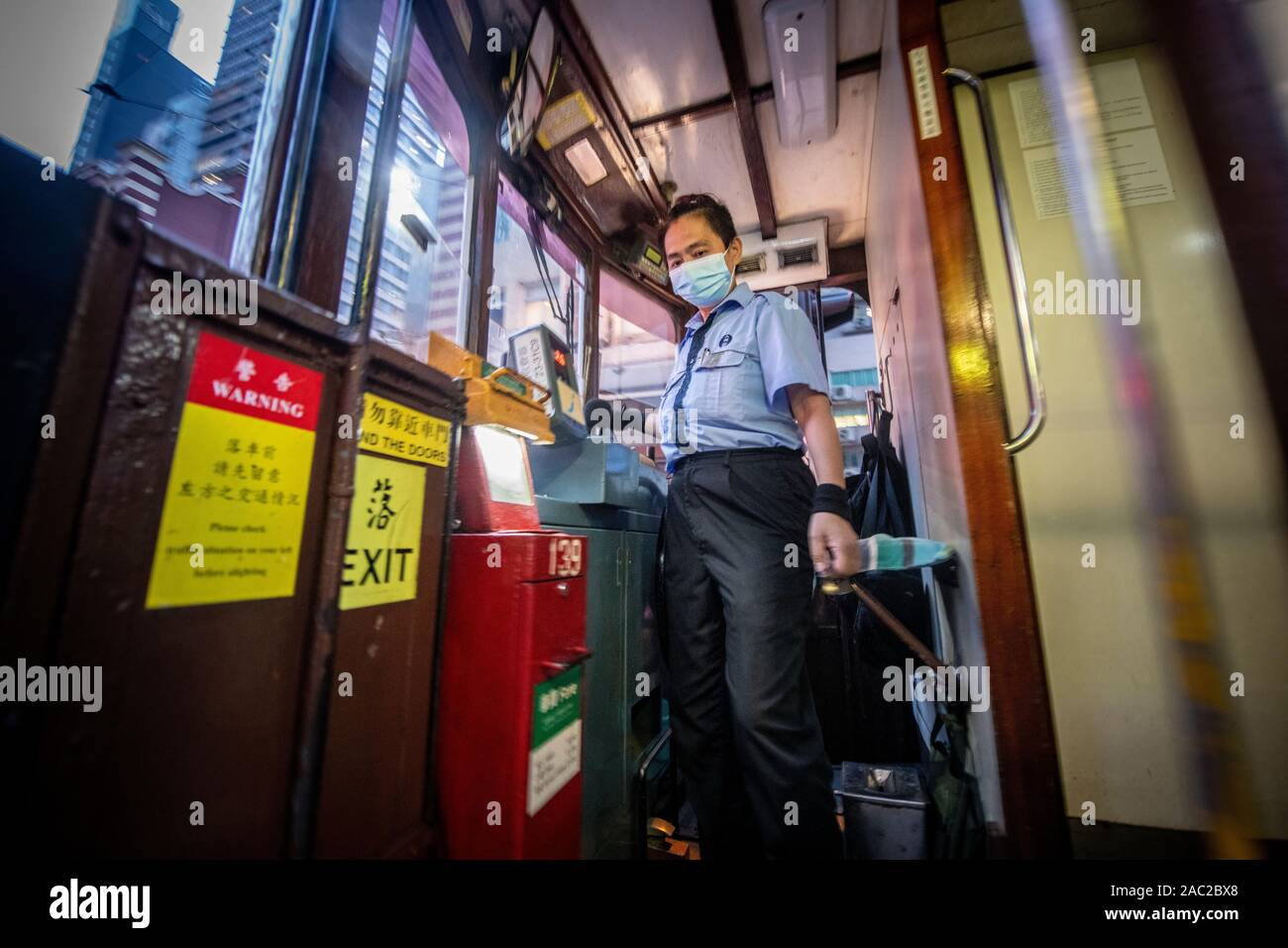 Une femme conducteur de tramway dans le centre de Hong Kong Banque D'Images