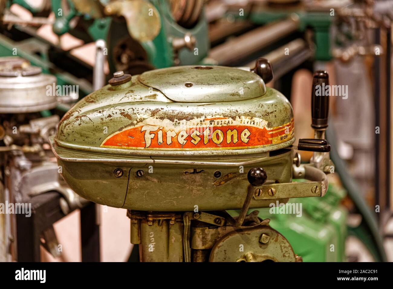 Halic, Istanbul / Turquie - 23 novembre 2019 - Old vintage moteur de bateau hors-bord de marque Firestone avec rusty à surface Rahmi M. Koc Classic Cars Museum de Banque D'Images