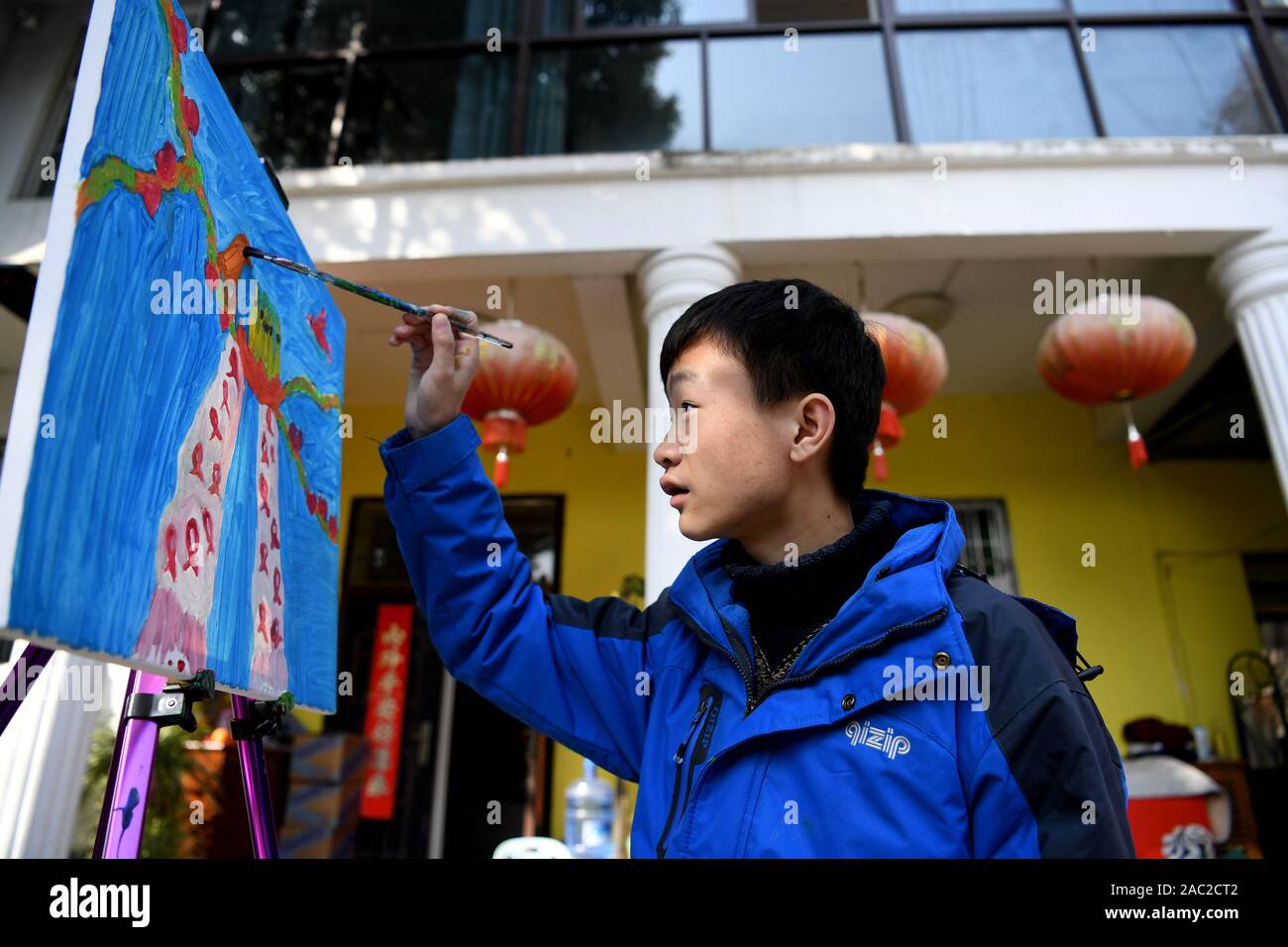 (191130) -- SHANGHAI, le 30 novembre 2019 (Xinhua) -- un Junjun, orphelins touchés par le VIH/SIDA, les peintures dans la ville de Fuyang, province de Anhui, Chine orientale, le 26 novembre 2017. C'est difficile de se connecter 18 ans Junjun avec un orphelins touchés par le VIH/SIDA. Étudier dans une école secondaire à Fuyang, le malheureux garçon confiant mais ressemble à ses pairs. Naissance d'un bébé infecté par le VIH en raison de la transmission mère-enfant en 2001, Junjun devenu orphelin en 2004, après que ses parents sont morts du VIH/SIDA. Adopté par l'Association de Fuyang orphelin du SIDA Salut, Junjun a été en mesure de recevoir la même éducation que les enfants ordinaires et de profiter d'un heureux Banque D'Images