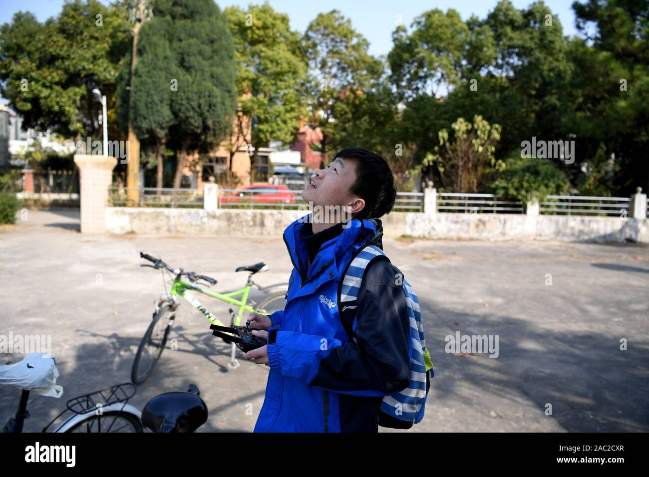(191130) -- SHANGHAI, le 30 novembre 2019 (Xinhua) -- un Junjun, orphelins touchés par le VIH/SIDA, le contrôle d'un drone dans la ville de Fuyang, province de Anhui, Chine orientale, le 26 novembre 2017. C'est difficile de se connecter 18 ans Junjun avec un orphelins touchés par le VIH/SIDA. Étudier dans une école secondaire à Fuyang, le malheureux garçon confiant mais ressemble à ses pairs. Naissance d'un bébé infecté par le VIH en raison de la transmission mère-enfant en 2001, Junjun devenu orphelin en 2004, après que ses parents sont morts du VIH/SIDA. Adopté par l'Association de Fuyang orphelin du SIDA Salut, Junjun a été en mesure de recevoir la même éducation que les enfants ordinaires et enjo Banque D'Images