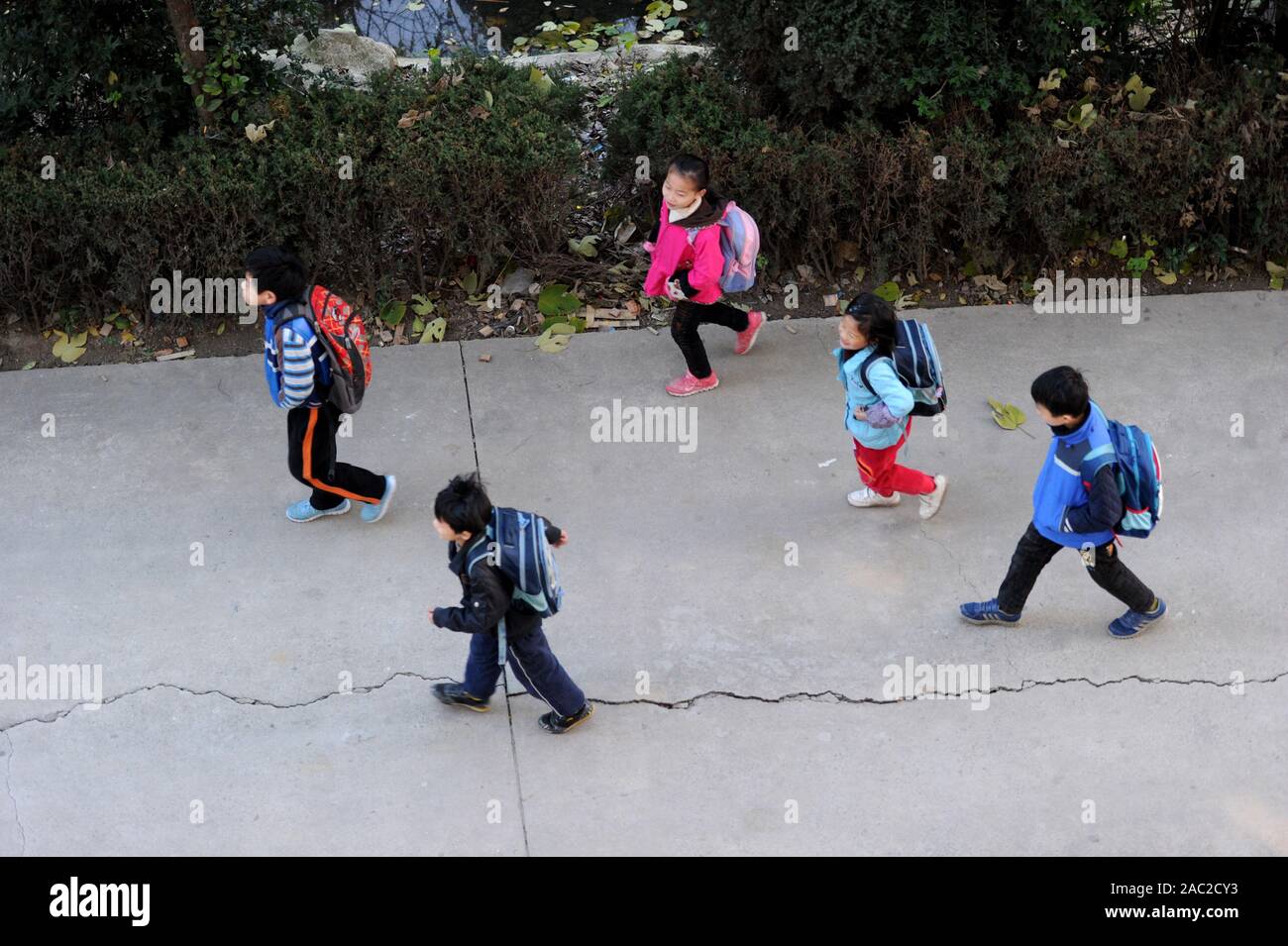 (191130) -- SHANGHAI, le 30 novembre 2019 (Xinhua) -- Junjun (1e R) et d'autres enfants rendus orphelins par le VIH/SIDA aller à l'école dans la ville de Fuyang, province de Anhui, Chine orientale, le 27 novembre 2013. C'est difficile de se connecter 18 ans Junjun avec un orphelins touchés par le VIH/SIDA. Étudier dans une école secondaire à Fuyang, le malheureux garçon confiant mais ressemble à ses pairs. Naissance d'un bébé infecté par le VIH en raison de la transmission mère-enfant en 2001, Junjun devenu orphelin en 2004, après que ses parents sont morts du VIH/SIDA. Adopté par l'Association de Fuyang orphelin du SIDA Salut, Junjun a été en mesure de recevoir la même éducation que les ch Banque D'Images