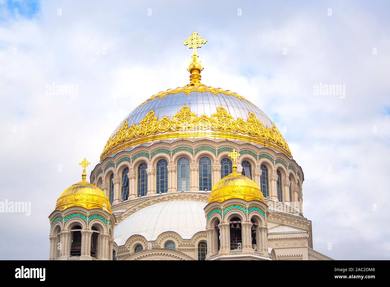 Les dômes de wonderworker Nicholas l'église sur la place d'ancrage dans la ville de Cronstadt Saint Petersburg. Cathédrale de l'église chrétienne de la marine en Russie avec d'or Banque D'Images