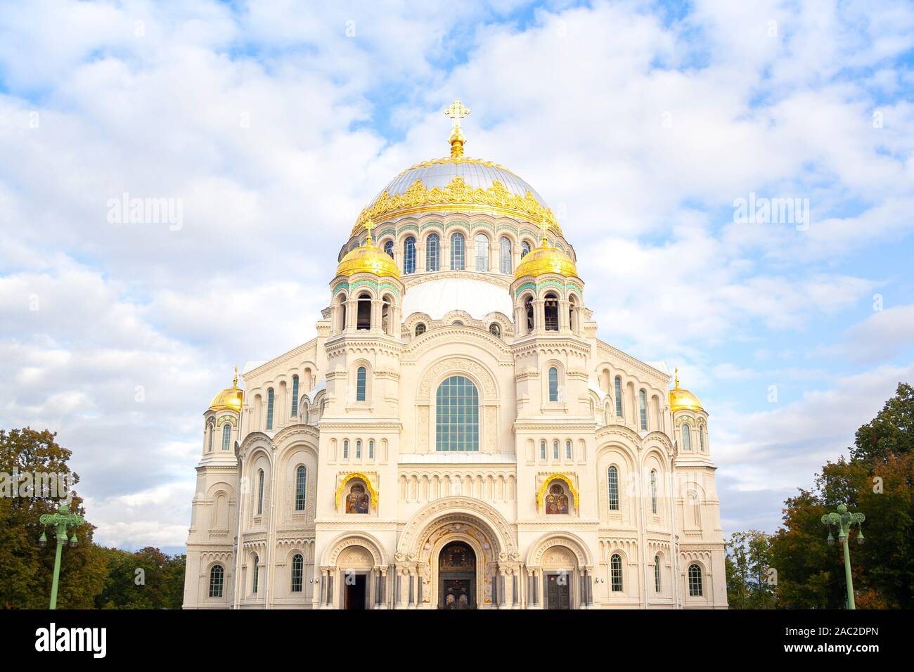 L'église de Nicholas wonderworker sur place d'ancrage dans la ville de Cronstadt Saint Petersburg. Cathédrale de l'église chrétienne de la marine en Russie avec dôme doré, u Banque D'Images