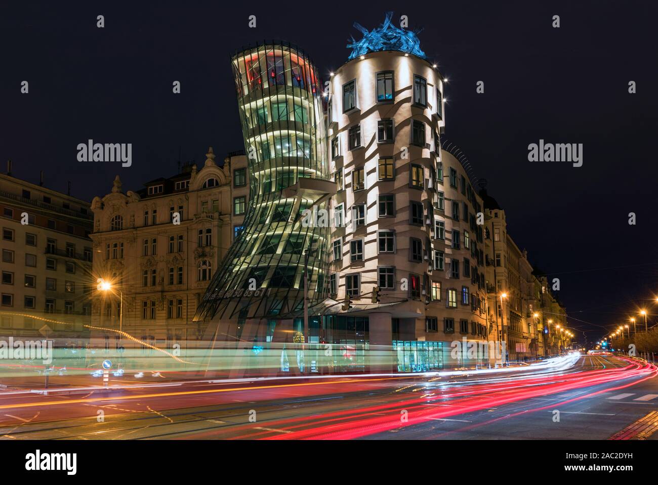 Célèbre maison qui danse dans la nuit rues de Prague Banque D'Images
