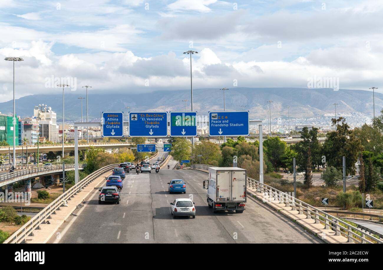 4ème Nov 2019 - Athènes, Grèce. La signalisation routière sur une route très fréquentée avec des directions pour la paix et l'amitié et de l'aéroport Eleftherios Venizelos. Banque D'Images