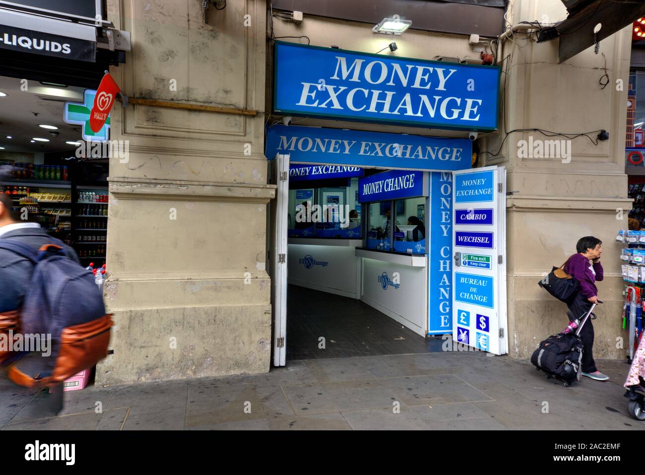 Londres, Royaume-Uni, le 7 septembre 2019 : l'extérieur du bureau de change à Londres UK avec motion blurred les piétons. Banque D'Images