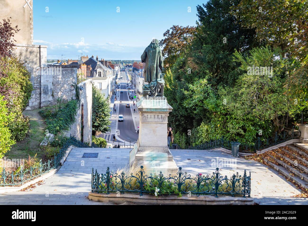 Blois, France - 10 octobre 2019 - Vue du haut de l'escalier Denis Papin ou Mona Lisa escalier avec statue de Denis Papin. Banque D'Images