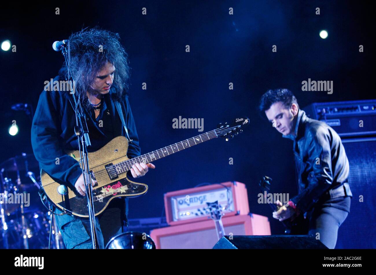 (L-R) Robert Smith et Simon Gallup de The Cure en prestation au Festival de musique Coachella 2009 à Indio. Banque D'Images