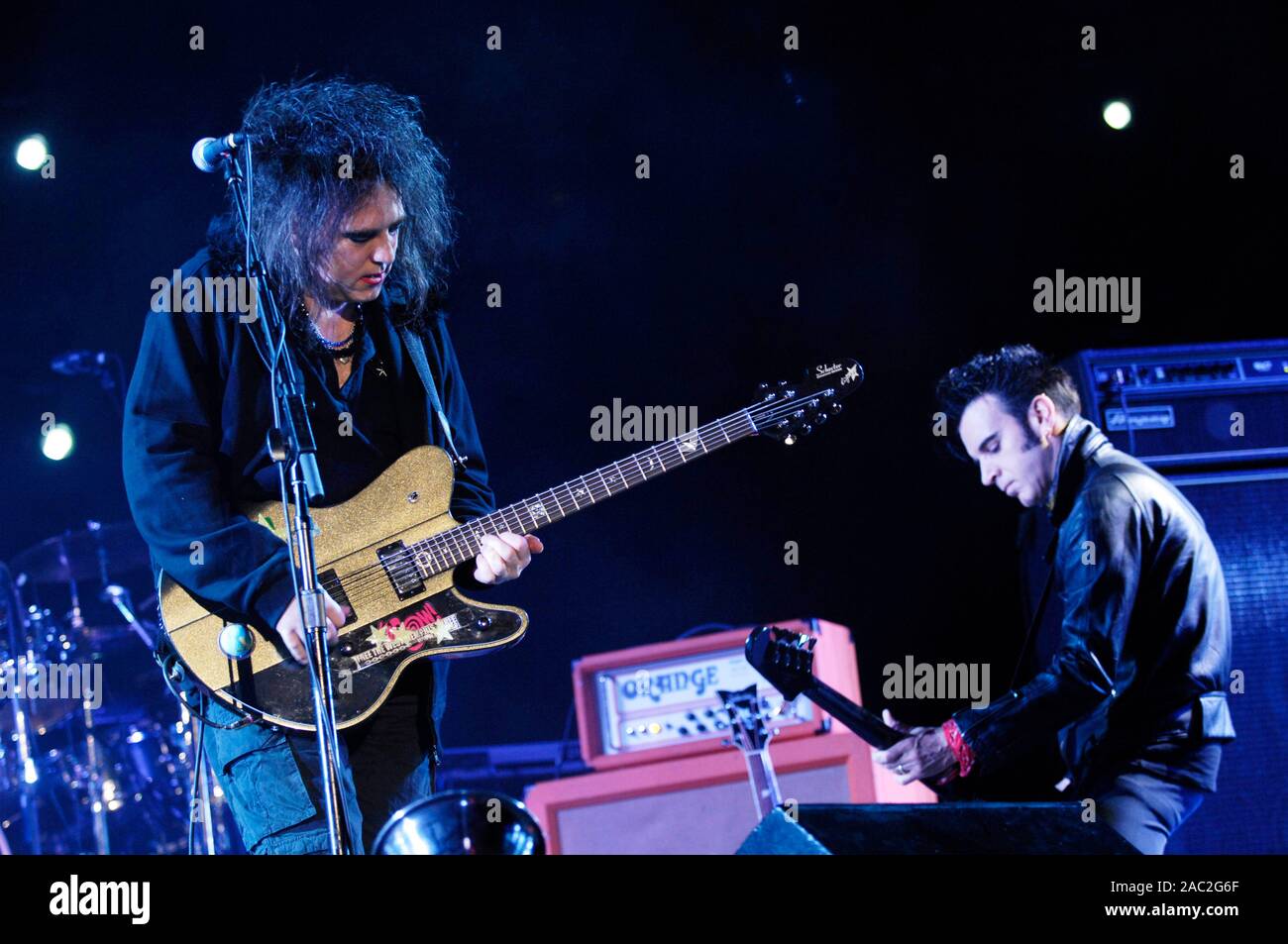 (L-R) Robert Smith et Simon Gallup de The Cure en prestation au Festival de musique Coachella 2009 à Indio. Banque D'Images