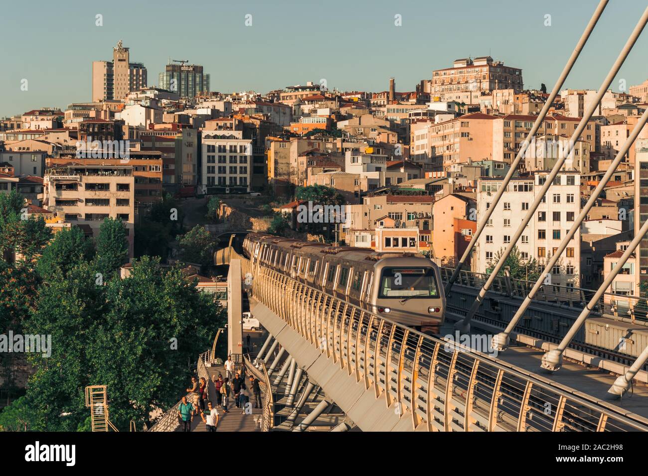 Septembre 2019 ; pont métro Halic, corne d'or, Istanbul, Turquie Banque D'Images