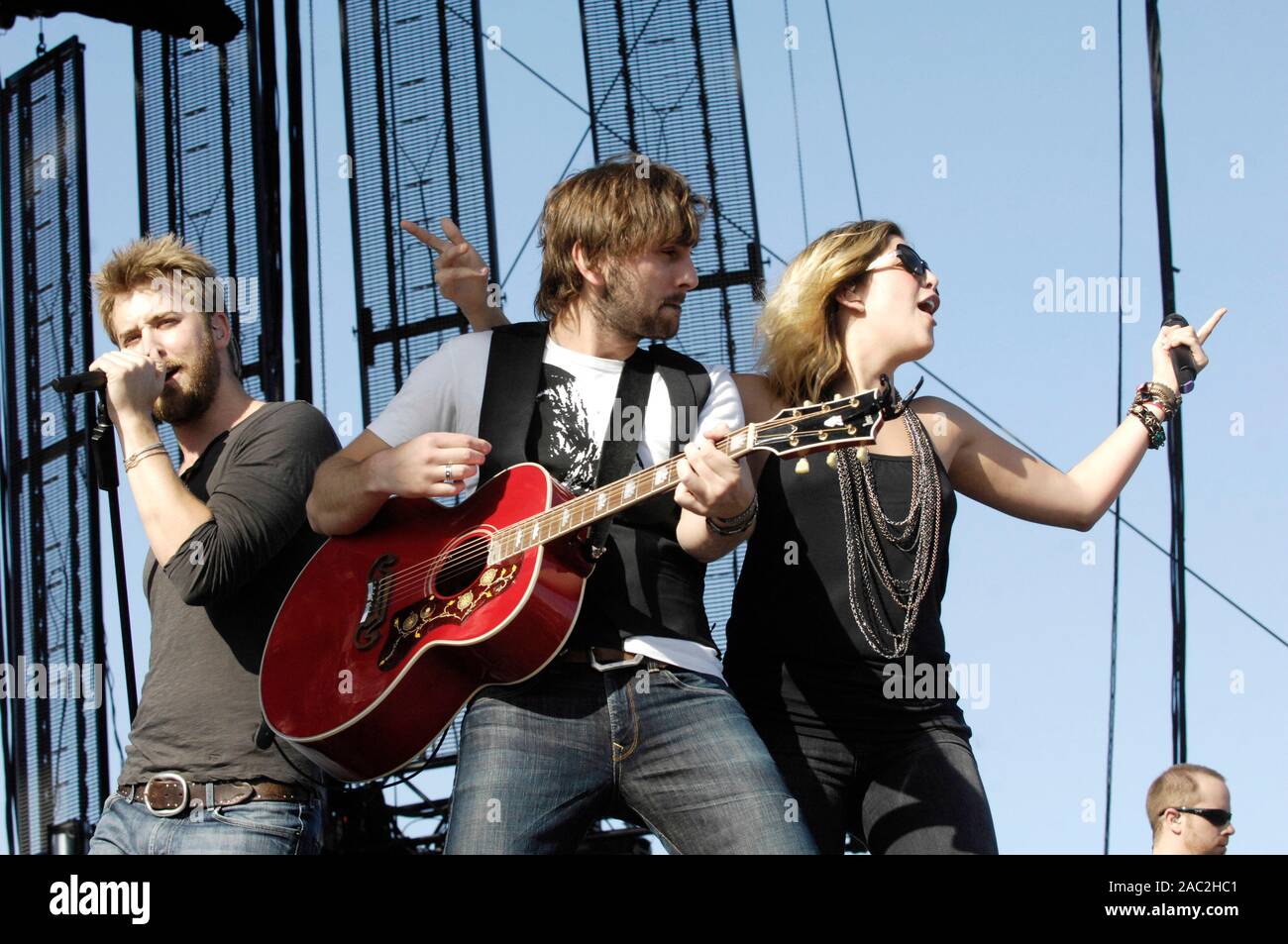 (L-R) Charles Kelley, Dave Haywood et Hillary Scott de Lady Antebellum effectue au Festival 2009 Stagecoach à Indio. Banque D'Images