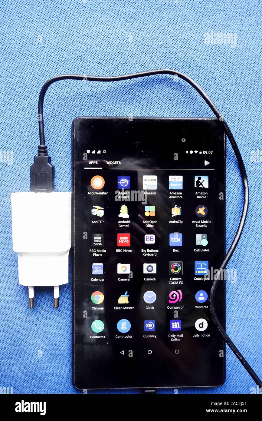 Vieux Google Nexus 7 Tablet Android avec câble USB et chargeur à 2 broches  de l'UE Photo Stock - Alamy