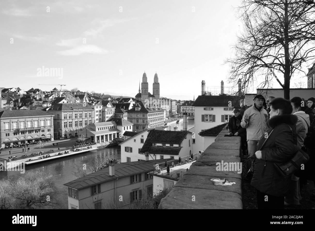 Le Linden-Hof au coeur de la vieille ville de Zürich est un endroit touristique attractiv, où la ville-guides montrent aux visiteurs le centre de Zürich Banque D'Images