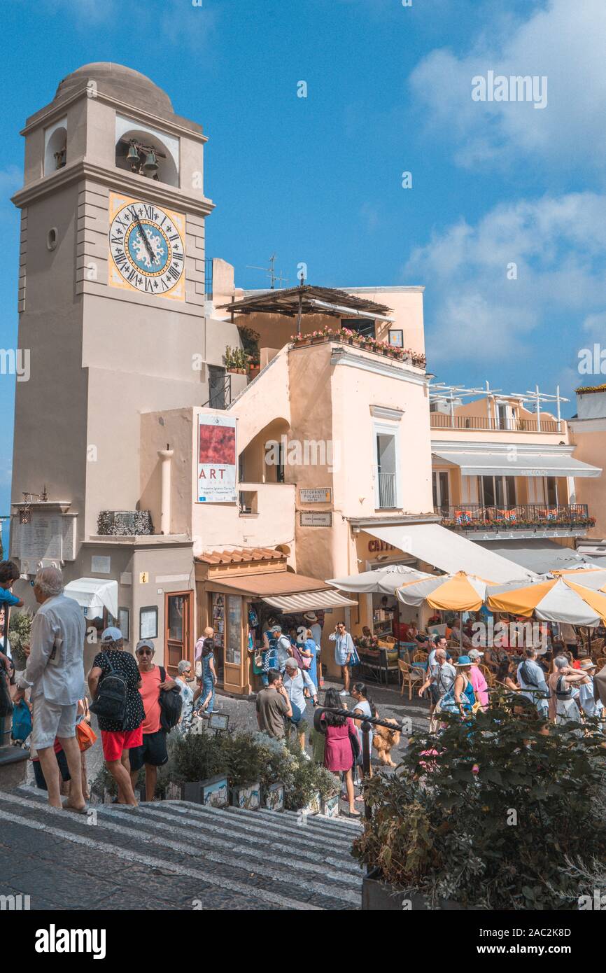 Capri, Italie - 13 août 2019 : les touristes en centre-ville place Piazza Umberto tôt le matin Banque D'Images