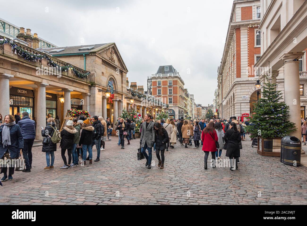 Des foules de gens profitant de l'agitation à Covent Garden à l'approche de Noël 2019. 17.12.2019. Photos : Phillip Roberts Banque D'Images