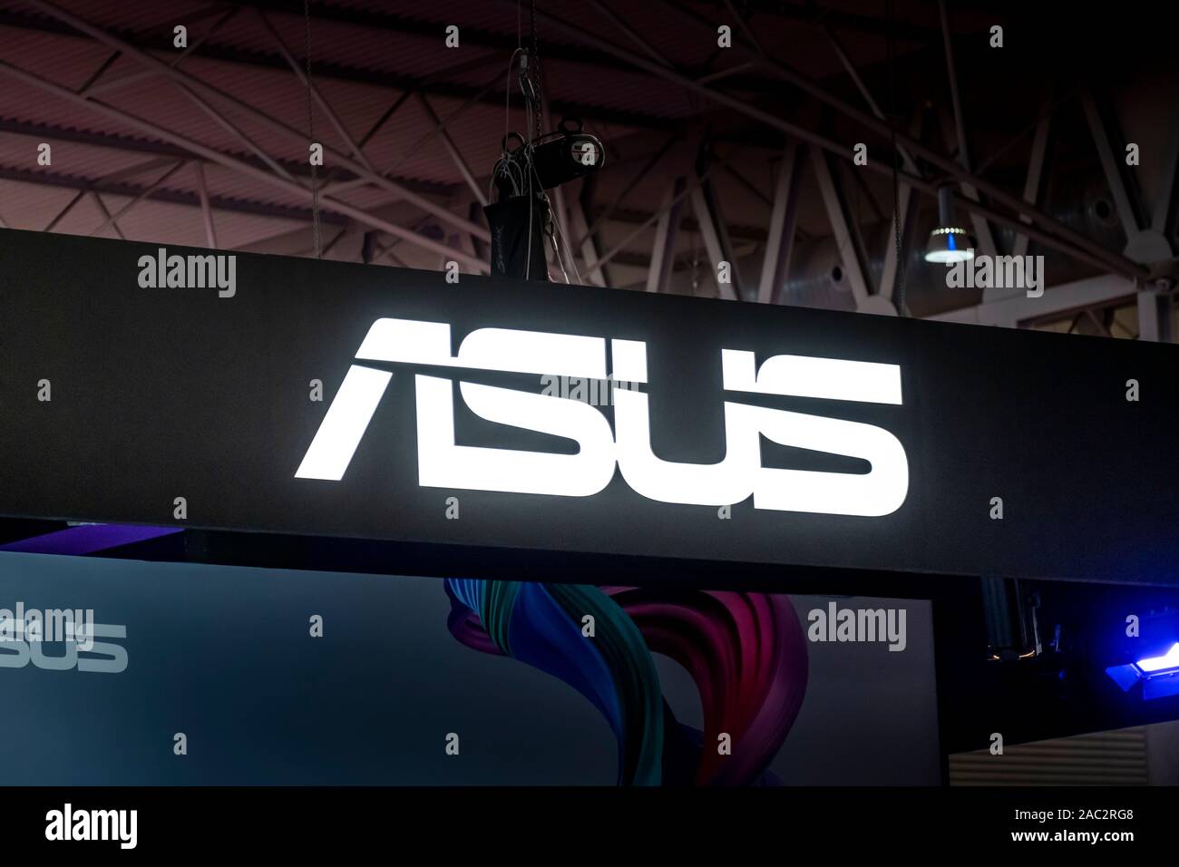 Barcelone, Espagne. 29 Nov, 2019. L'électronique du matériel et la robotique basée à Taiwan de l'entreprise logo ASUS vu pendant le festival.Le jeu de Barcelone NiceOne & expériences numériques festival dédié à l'industrie du jeu vidéo et de la réalité virtuelle a lieu au parc des expositions de Gran Vía 28 Nov à déc 1, 2019. Credit : SOPA/Alamy Images Limited Live News Banque D'Images