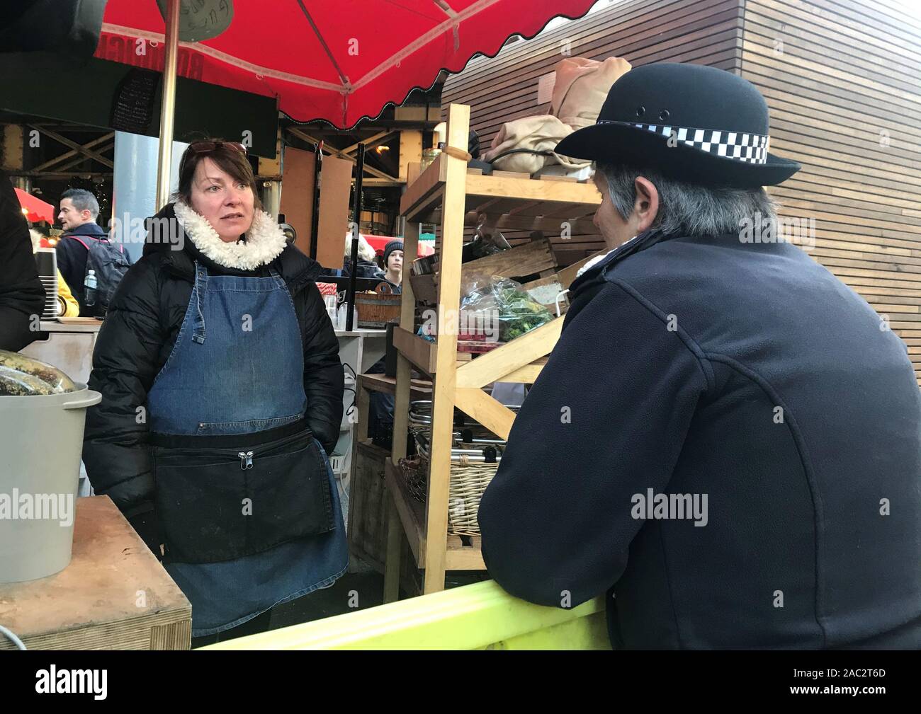 Le commissaire de la Police métropolitaine Cressida Dick répond à un membre du public, qu'elle fréquente le Pont de Londres dans le centre de Londres après un attentat terroriste portant une faux au soleil qui est allé sur un couteau rampage tuant deux personnes, a été abattu par la police. Banque D'Images